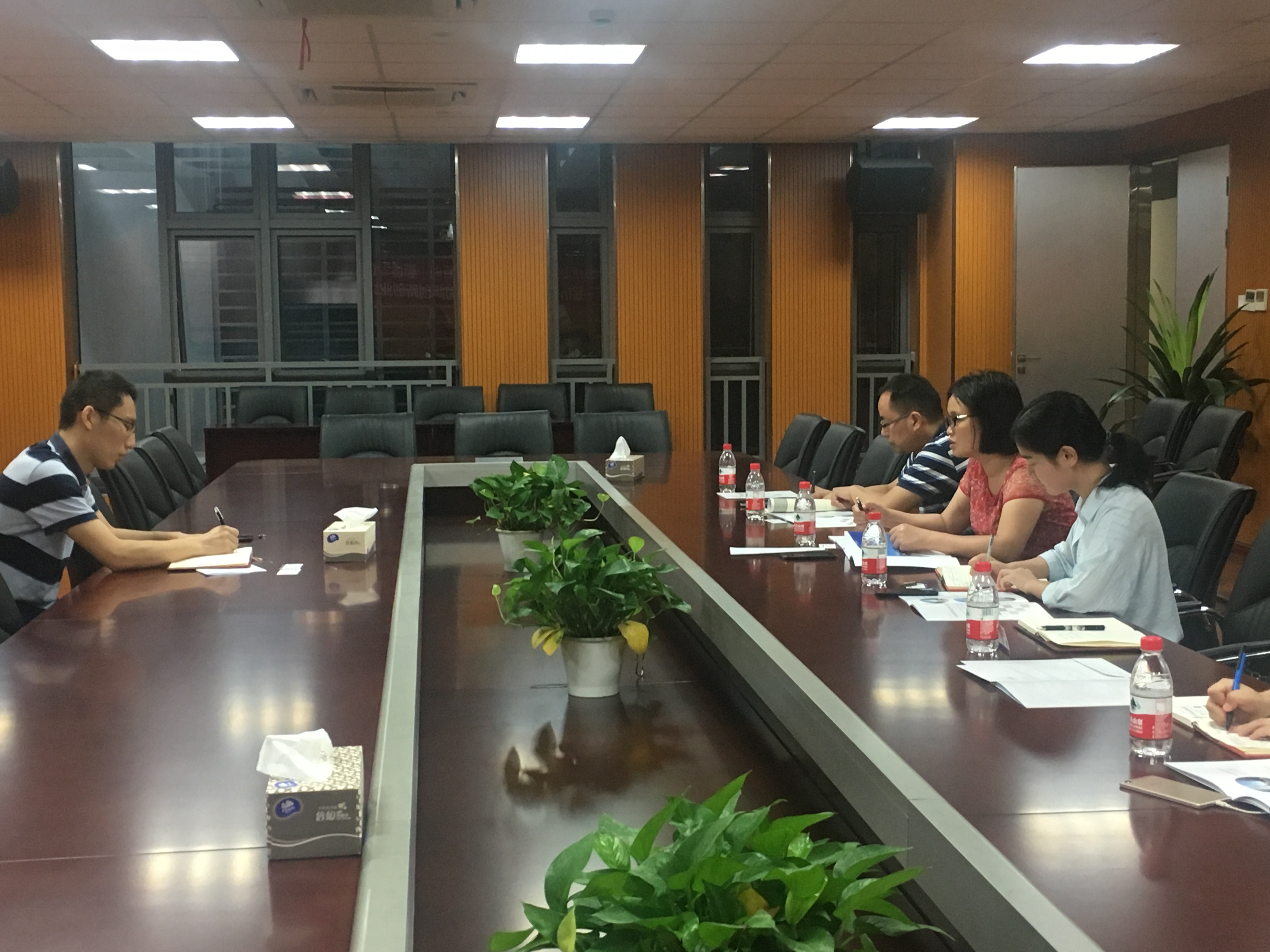 20181009578378.jpg 与鄞州信息科技孵化园领导洽谈.JPG